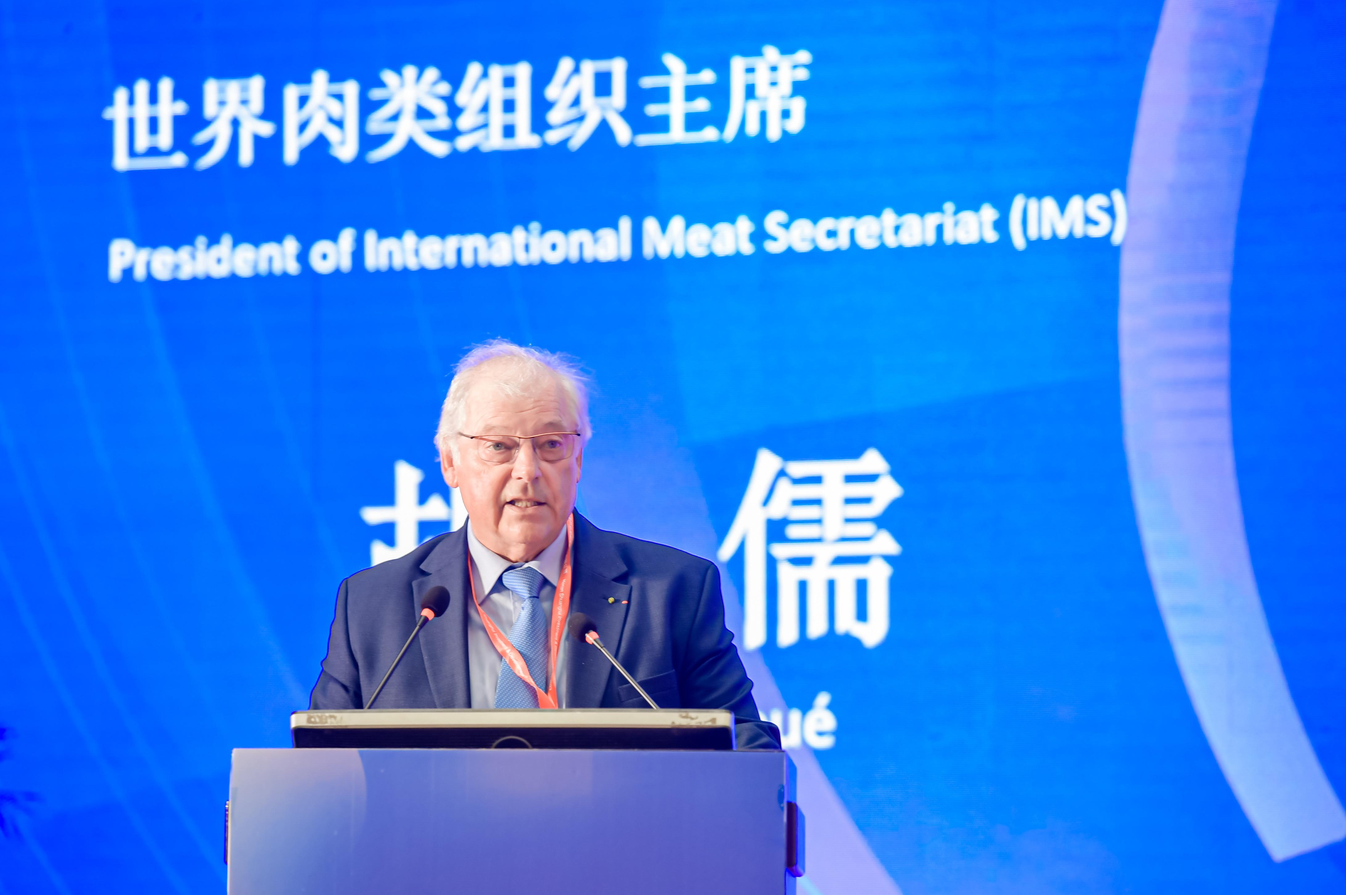 图2：世界肉类组织主席Guillaume Roué为喜旺颁发“双金成员”证书.jpg