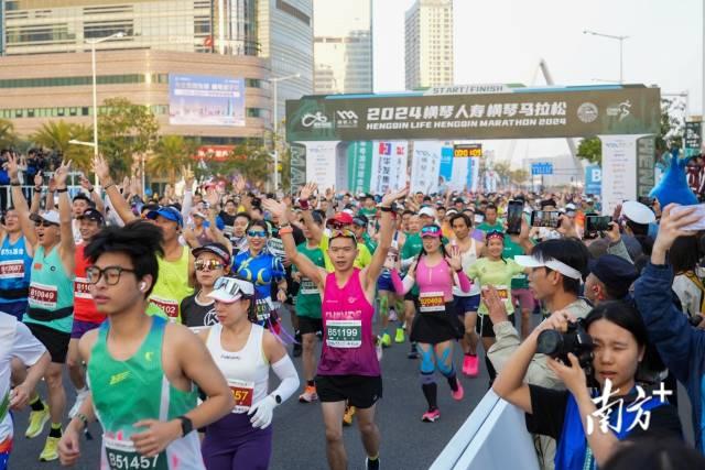 3月23日7点整，2024横琴马拉松鸣枪开跑。南方+记者 钱文攀 摄