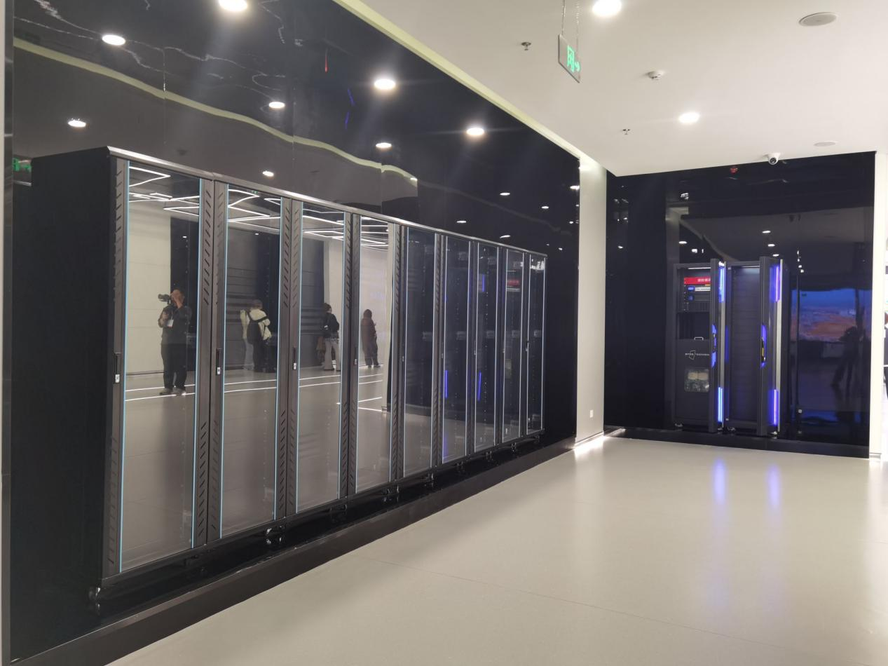图为全国一体化算力国家枢纽节点甘肃·庆阳展示中心机房。央视网 李珊珊 摄