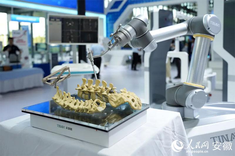 2024世界制造业大会上展出的骨科手术机器人。人民网记者 王锐摄