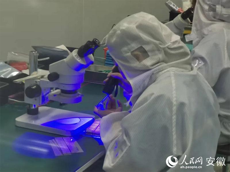 金张科技带动下，超100家功能膜新材料企业在太湖县集聚。人民网记者 胡雨松摄