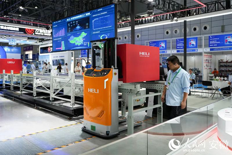 2024世界制造业大会上，合力将智能数据工厂系统带进展会。人民网记者 王锐摄