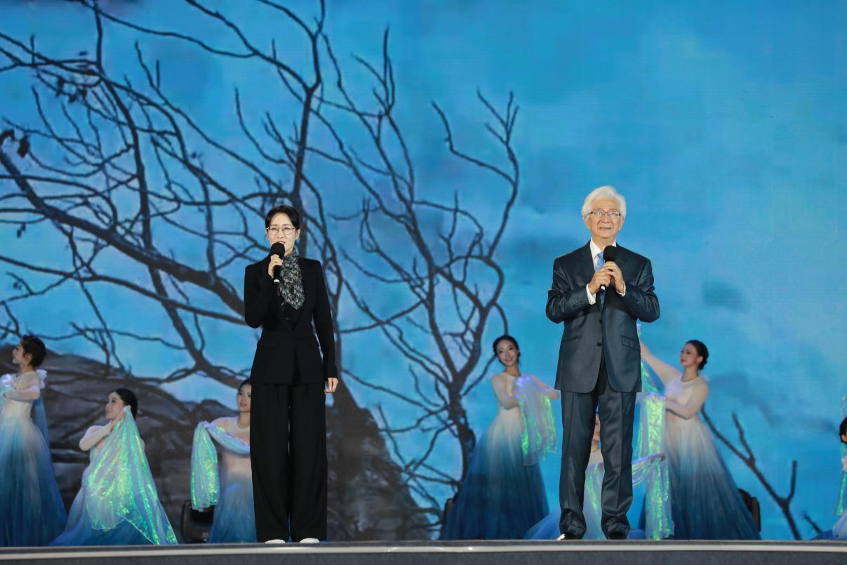 朗诵艺术家陈铎、演员刘敏涛现场朗诵。主办方供图