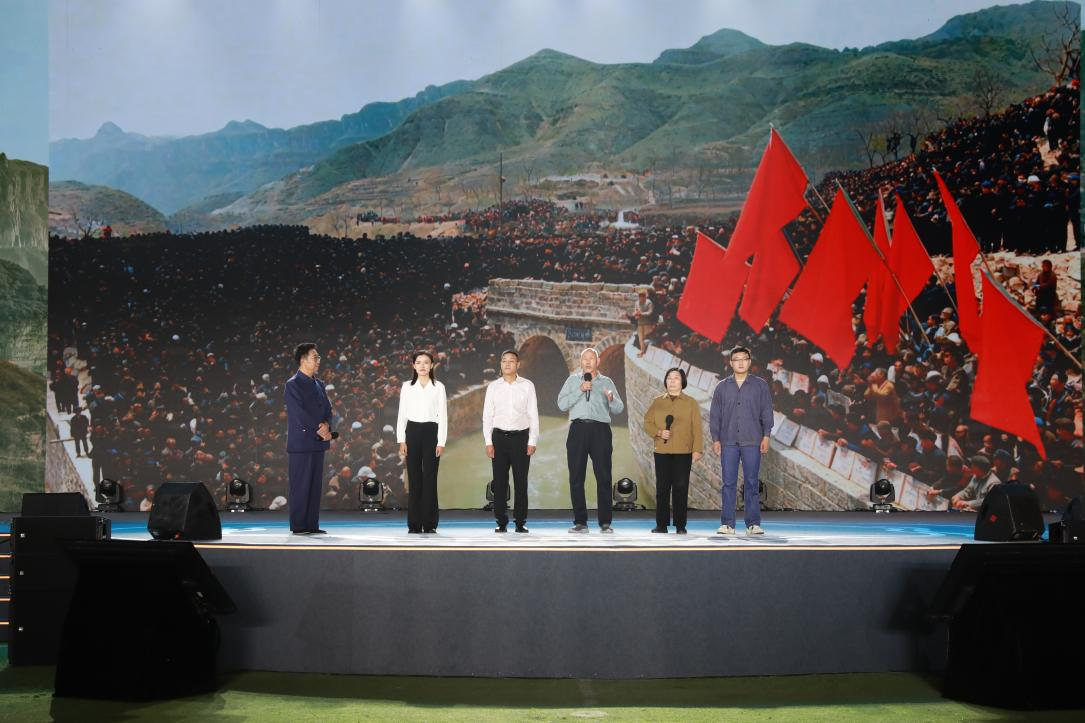 多名红旗渠修渠人及其后代现场讲述(从右往左分别为:红旗渠景区演员、除险队长任羊成外孙任斌强;红旗渠支渠配套建设模范、铁姑娘队队长郭秋英; 红旗渠建设特等模范、烈士张运仁之子张买江;红旗渠灌区服务中心合涧渠管所所长、烈士张运仁之孙张学义;红旗渠干部学院教师、林县原县长李贵曾孙女李媛)。主办方供图