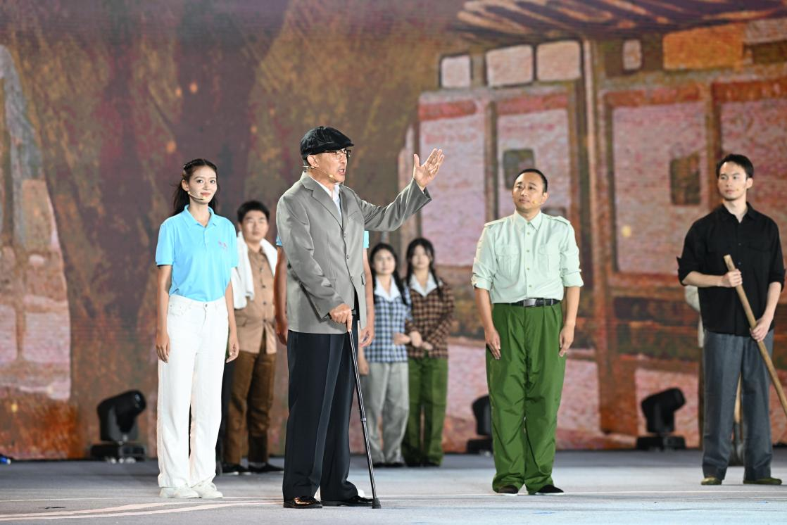 江苏省文联副主席、演员侯勇(左二)扮演严恺。主办方供图