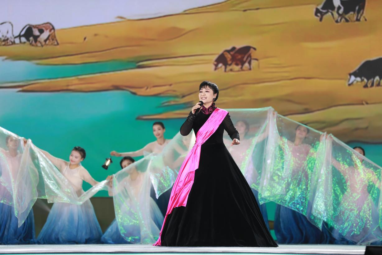 歌唱家殷秀梅现场演唱。主办方供图