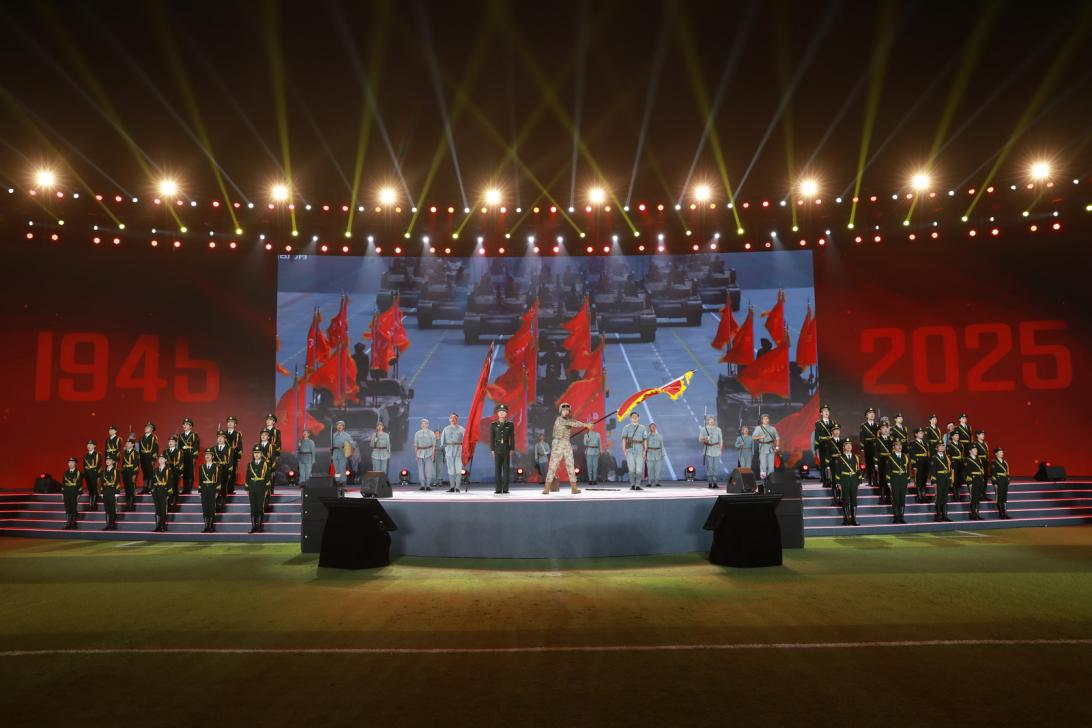 节目《战旗美如画》现场图,九三阅兵陆军方队刘老庄籍参阅战士严鹏飞现场讲述,九三阅兵战旗方队"刘老庄连"战旗擎旗手、刘老庄连现任副连长王宸一挥旗 。主办方供图