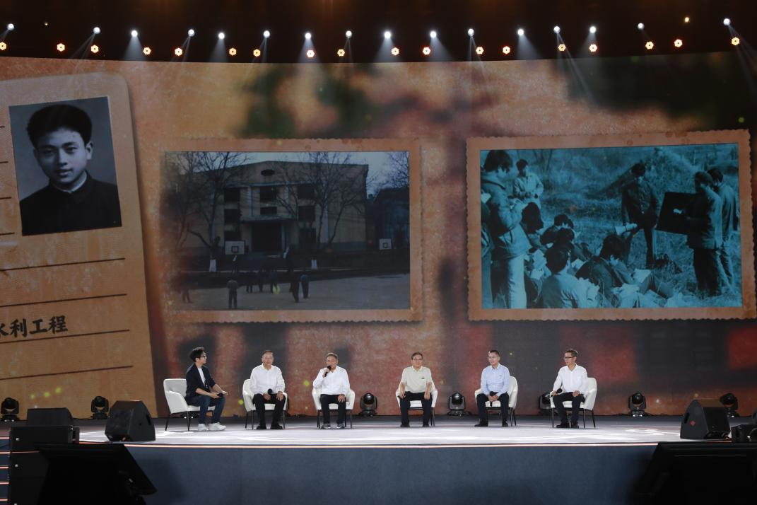 江苏省广播电视台主持人李好(左)与5位河海大学校友对谈,共忆校园生活。主办方供图