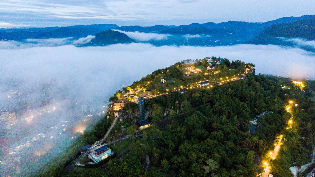 古老的磐石城重现烟火气。程建铭 摄