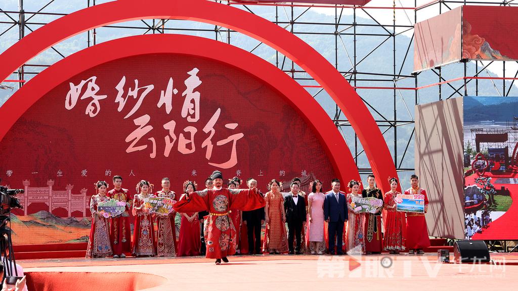 集体婚礼和结婚周年庆活动。第1眼TV-华龙网记者 李燊 摄