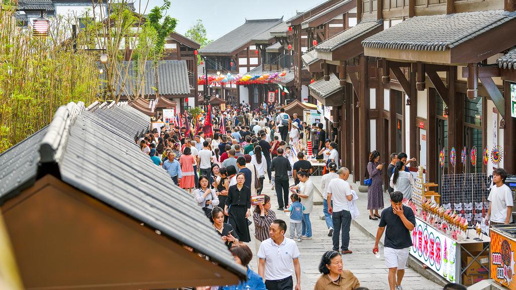 天生云街开街后人气旺。云阳县文旅委供图