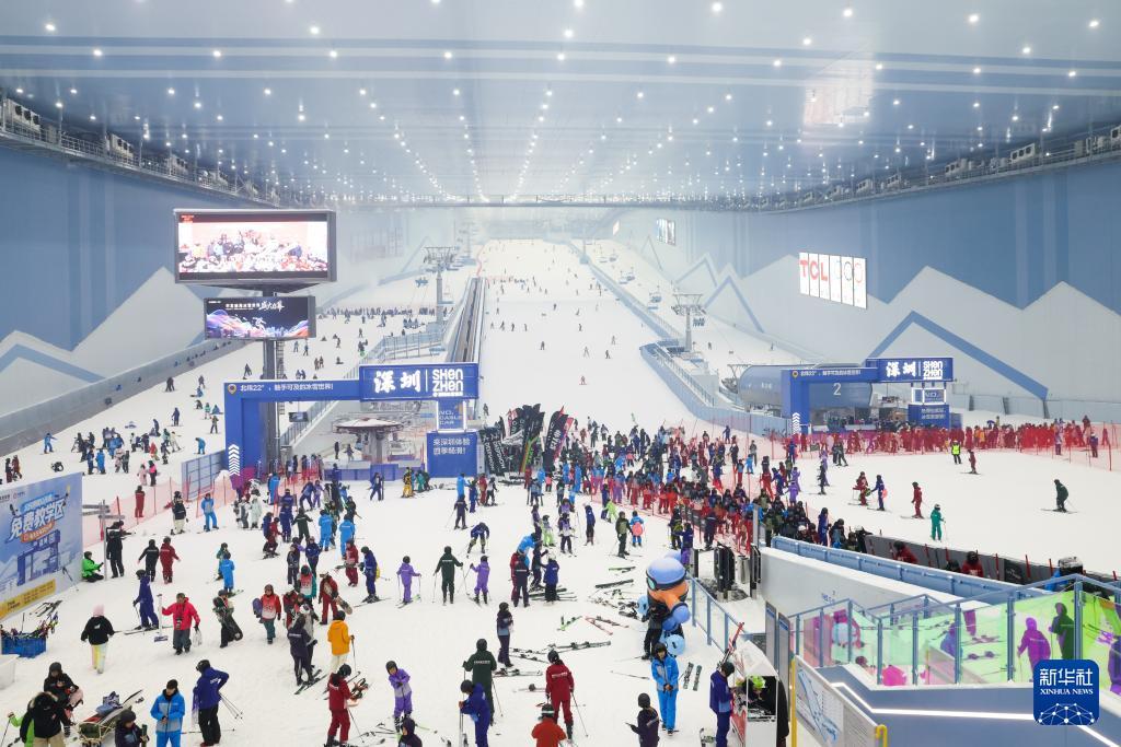 10月7日,滑雪爱好者在深圳·前海冰雪世界内滑雪。新华社记者 梁旭 摄