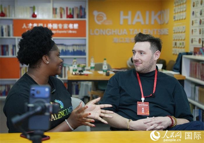 尼日利亚籍创业者马尔维斯·乌福马杜（左一）接受人民网外专柯明可采访。人民网记者 符武平摄