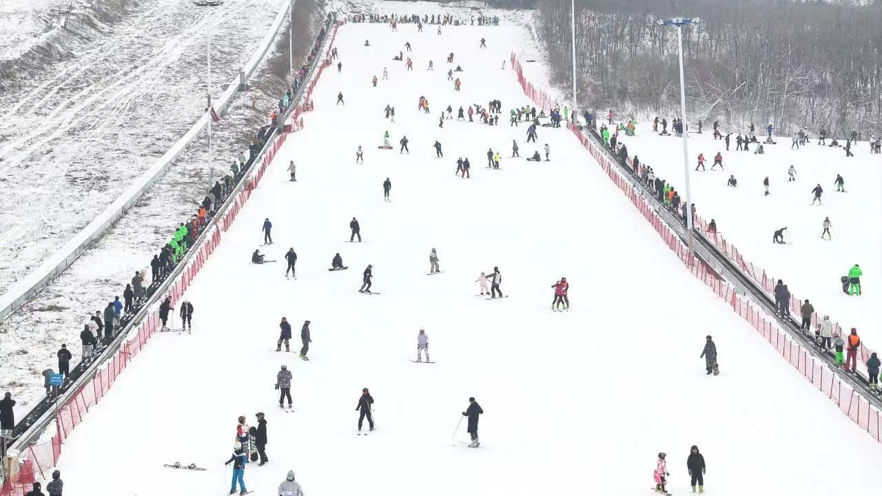 沈阳怪坡国际滑雪场迎来众多滑雪爱好者。人民网记者 孝媛摄