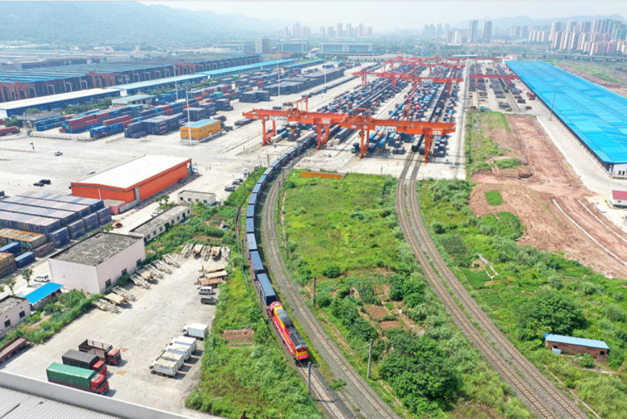 一趟满载货物的重庆中欧班列缓缓驶出团结村场站。受访单位供图