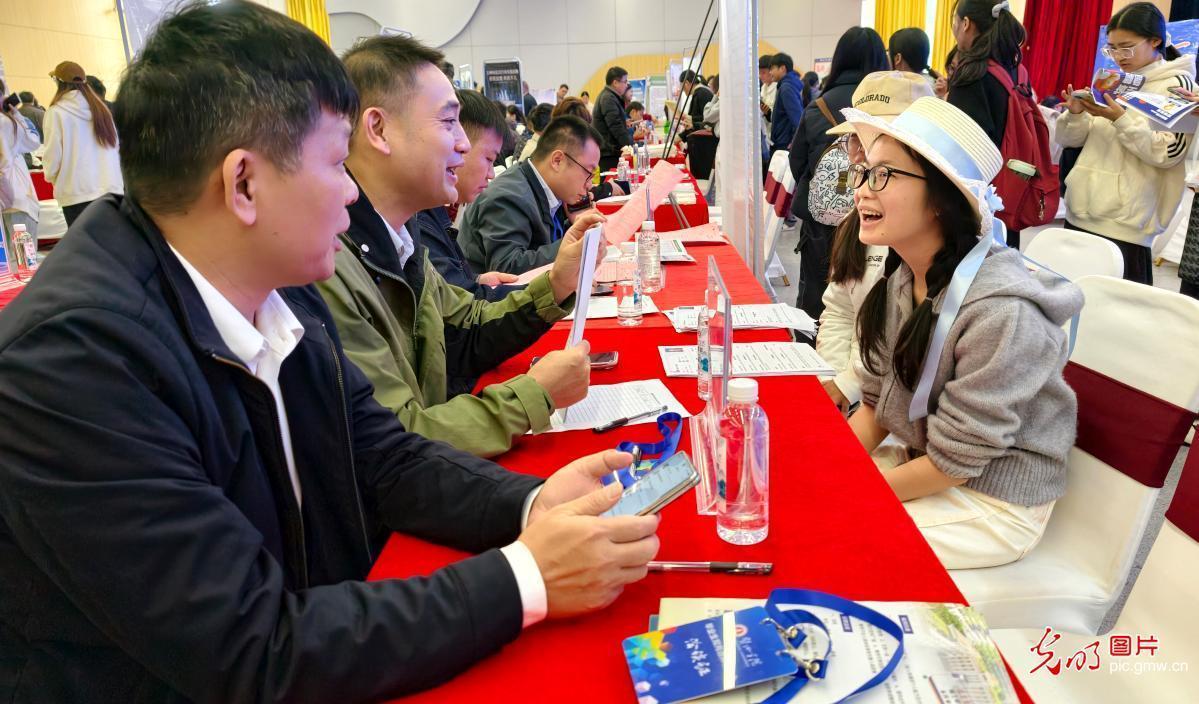 【职引未来】聚合力搭平台送岗位 暖心服务助青年梦想启航