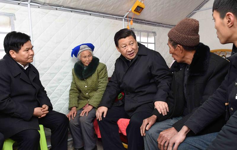 2015年1月19日,习近平总书记来到云南鲁甸县小寨镇甘家寨红旗社区过渡安置点,看望受灾群众甘正芬和她的老伴儿邹体富。