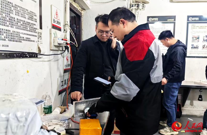 顺丰便利店内，任秀林正在验视确认待寄出的物品。人民网记者 侯琳琳摄