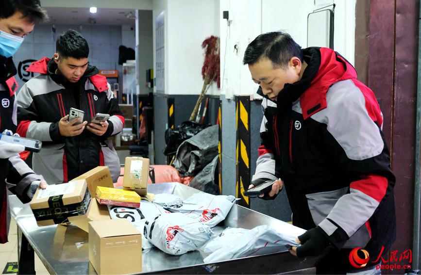 分拣快递，录入系统。人民网记者 常力元摄