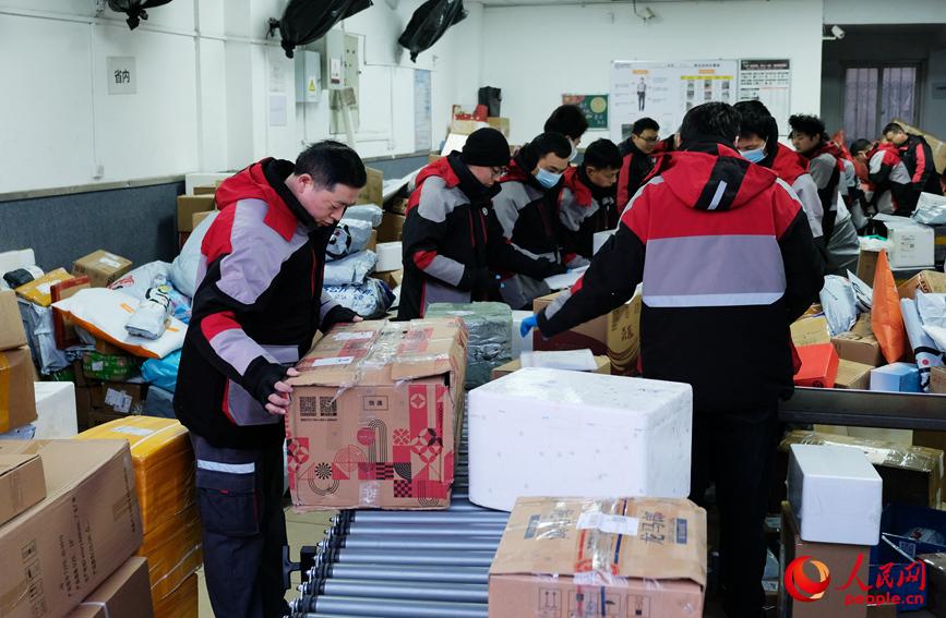 2月5日6点30分，晨光未至，任秀林和同事已开始忙碌，两车货物分拣就位。人民网记者 常力元摄