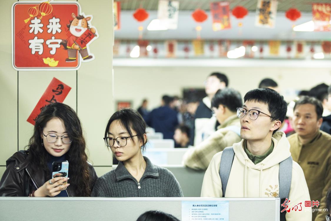 新春走基层丨春风送暖求职路 各地搭台促就业