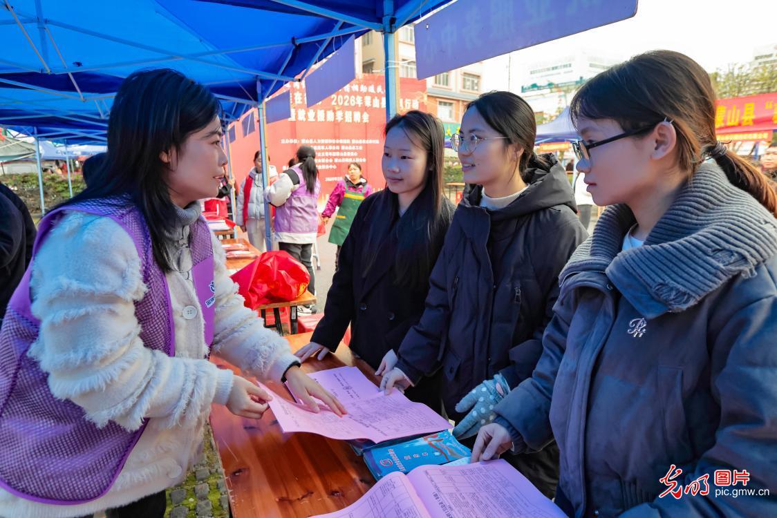 新春走基层丨春风送暖求职路 各地搭台促就业