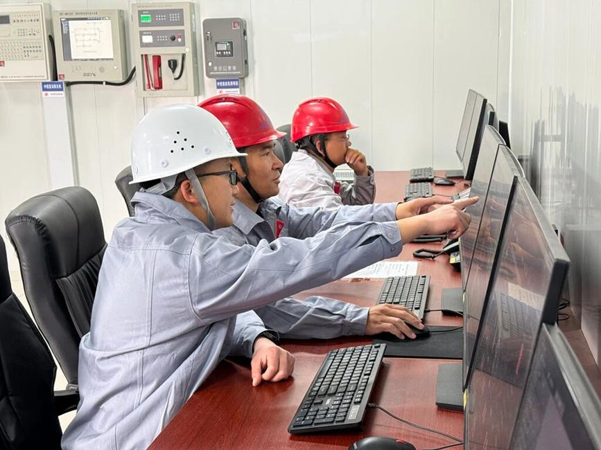 在项目控制室内，技术人员实时监测光伏矩阵的运行数据与发电情况。人民网记者 吴雨仁摄