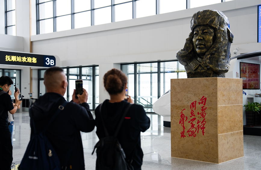 抚顺站内的雷锋雕像。人民网记者 邱宇哲摄