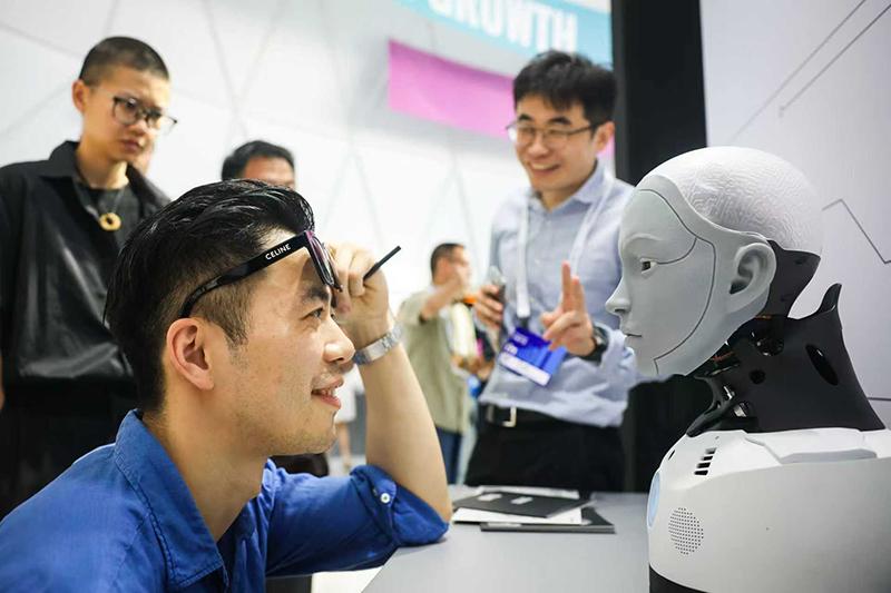 无论科技多模态情感交互表情头机器人。合肥高新区供图