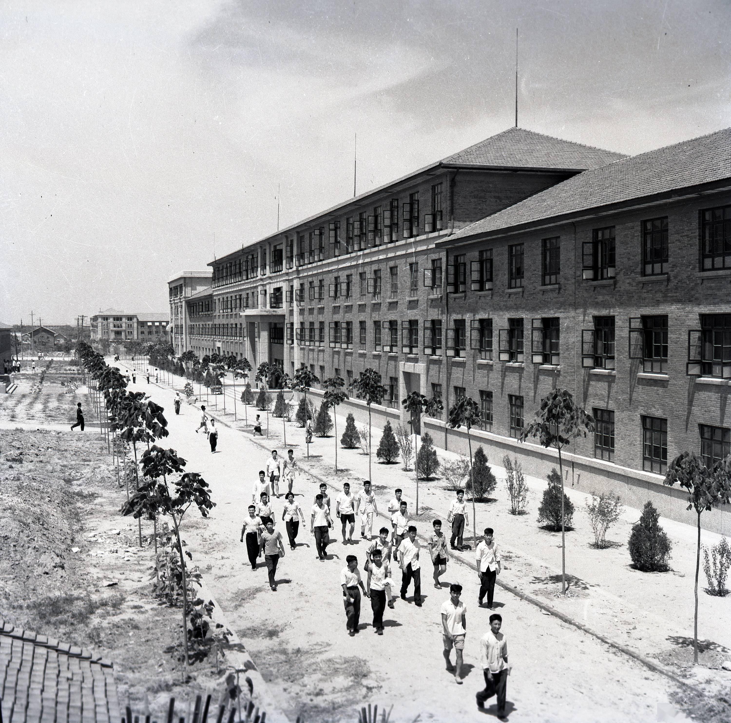 1959年拍摄的西迁后的交通大学校园一景(资料照片)。