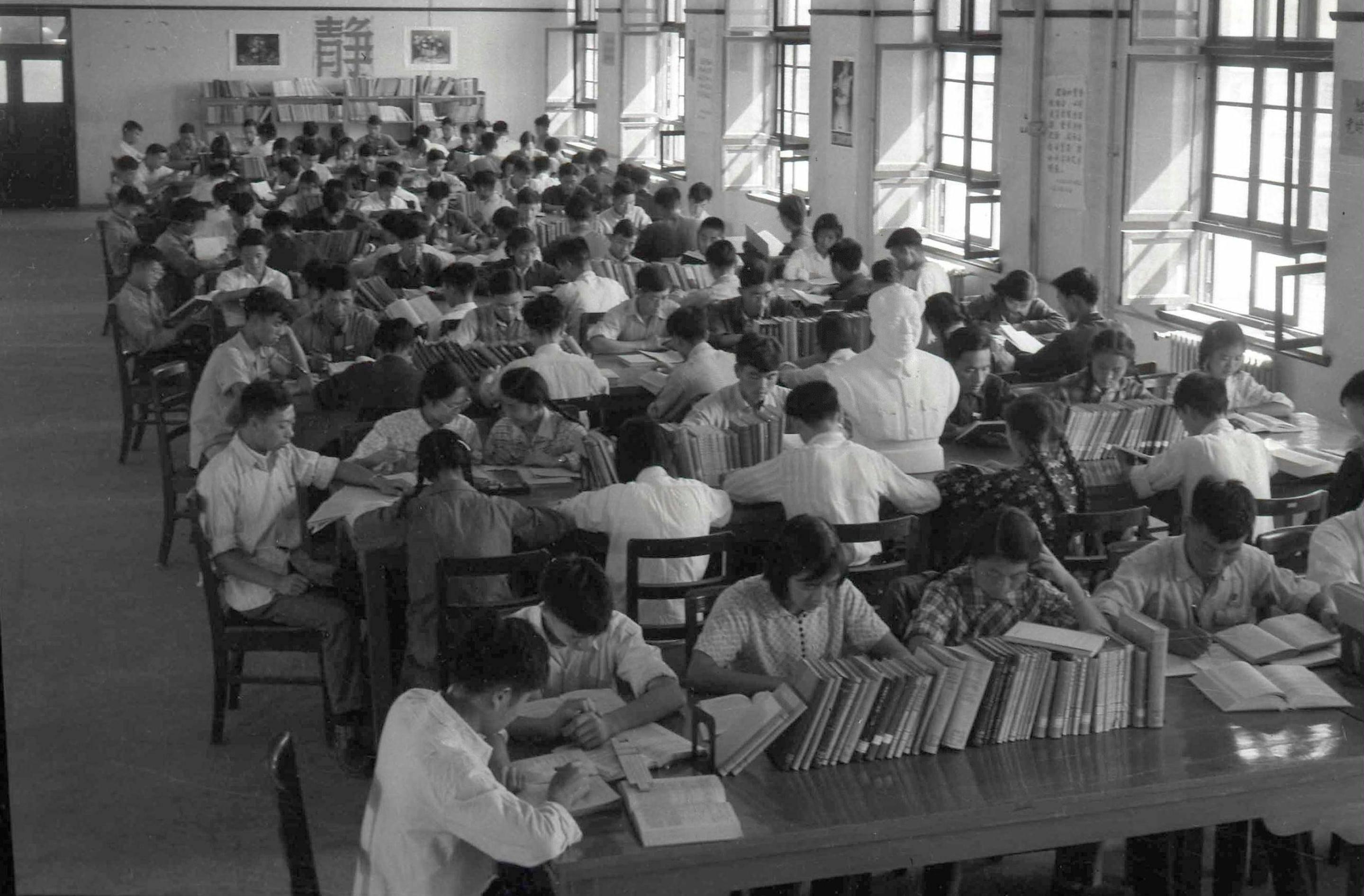 1959年,学生们在西迁后的交大校园图书馆阅览室内学习(资料照片)。