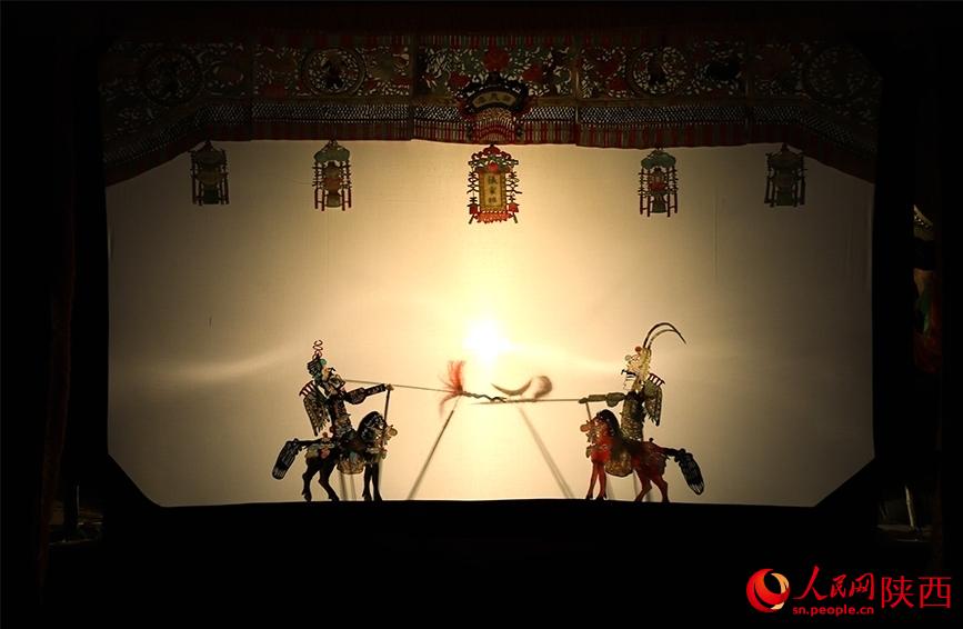 老腔皮影戏《三英战吕布》选段。人民网记者 孙挺摄
