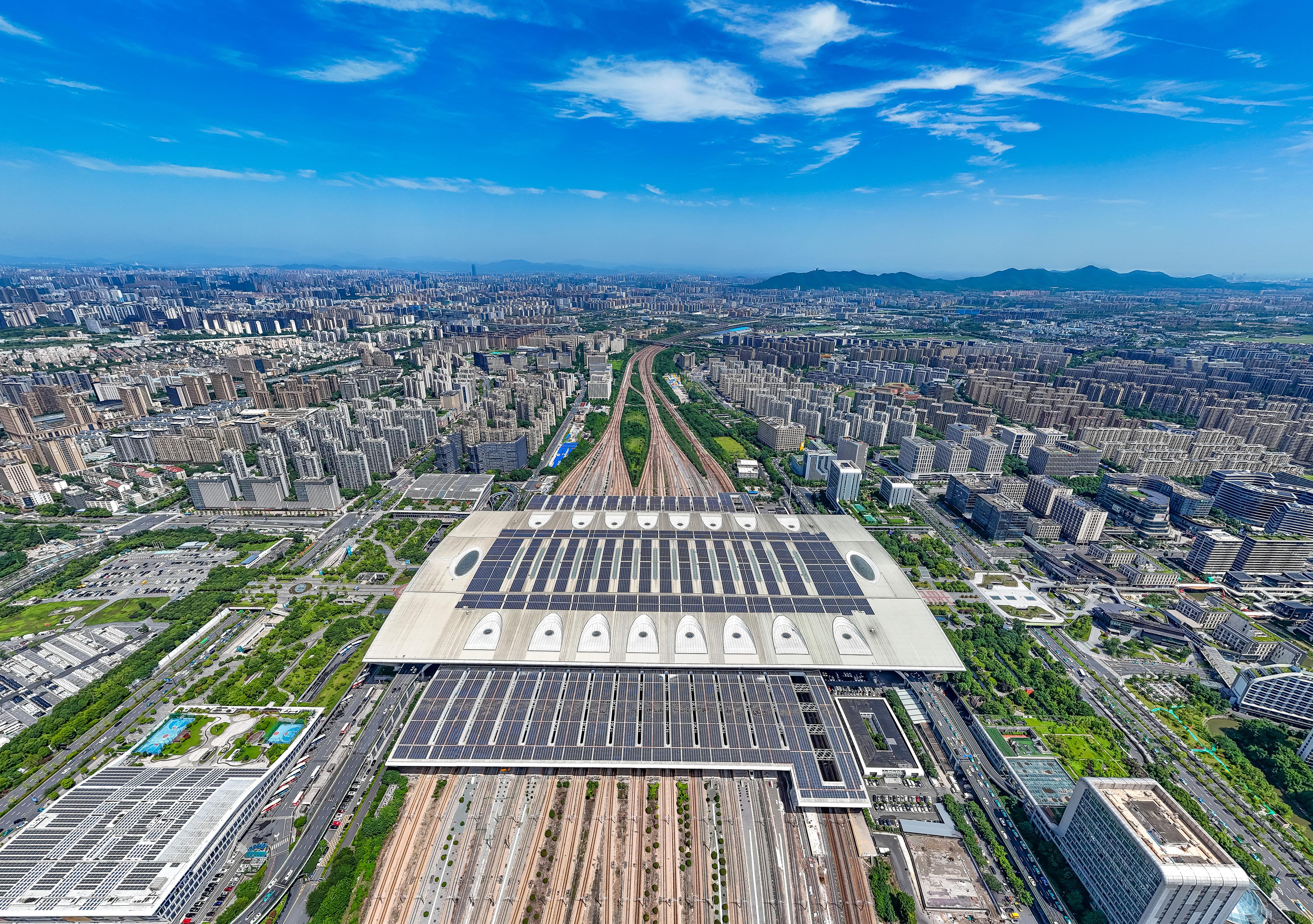 2025年10月29日,浙江杭州,航拍杭州东站站房屋顶及南北雨棚光伏发电方阵。