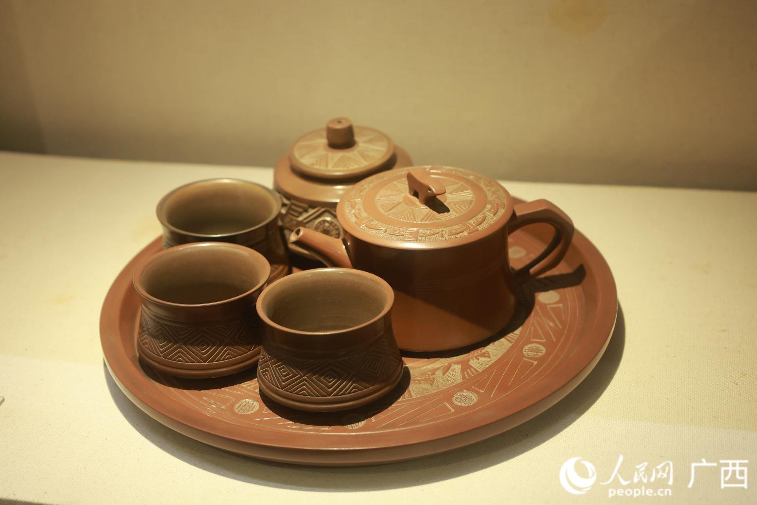 坭兴陶作品展示。人民网 韦欢摄