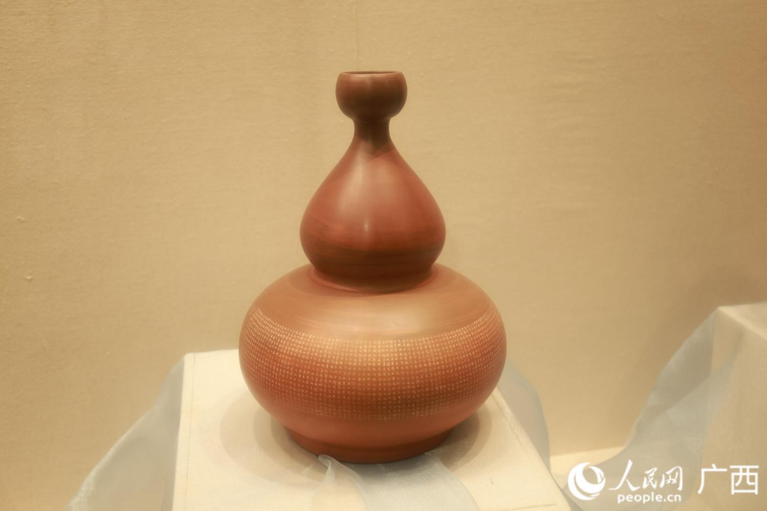 坭兴陶作品“一辈子福禄”。人民网 韦欢摄