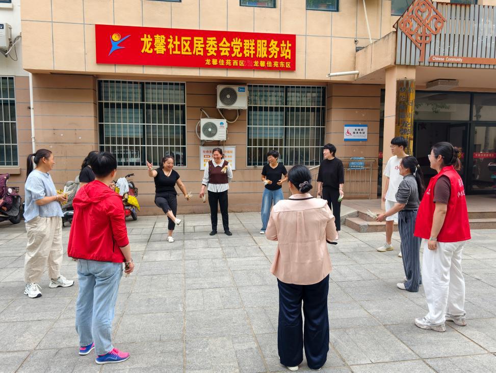 【核心价值观我践行】以毽会友强体魄邻里欢聚悦民心——龙馨佳苑西区党群服务站开展全民健身活动(图1)