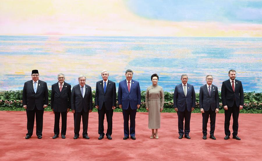  7月17日上午，国家主席<span class="sensitiveWord">习<span class="illegalWord"><span class="illegalWord">近平</span></span></span>在上海世界会客厅出席2026世界人工智能大会暨人工智能全球治理高级别会议开幕式并发表主旨讲话。这是7月16日晚，<span class="sensitiveWord">习<span class="illegalWord"><span class="illegalWord">近平</span></span></span>和夫人彭丽媛在世界会客厅为与会国际贵宾举行欢迎宴会。新华社记者 王晔 摄