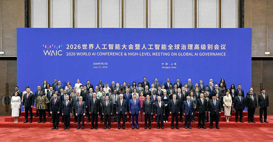  7月17日上午，国家主席<span class="sensitiveWord">习<span class="illegalWord"><span class="illegalWord">近平</span></span></span>在上海世界会客厅出席2026世界人工智能大会暨人工智能全球治理高级别会议开幕式并发表主旨讲话。这是<span class="sensitiveWord">习<span class="illegalWord"><span class="illegalWord">近平</span></span></span>同与会的国家元首、政府首脑、国际组织负责人及各国代表团团长集体合影。新华社记者 殷博古 摄