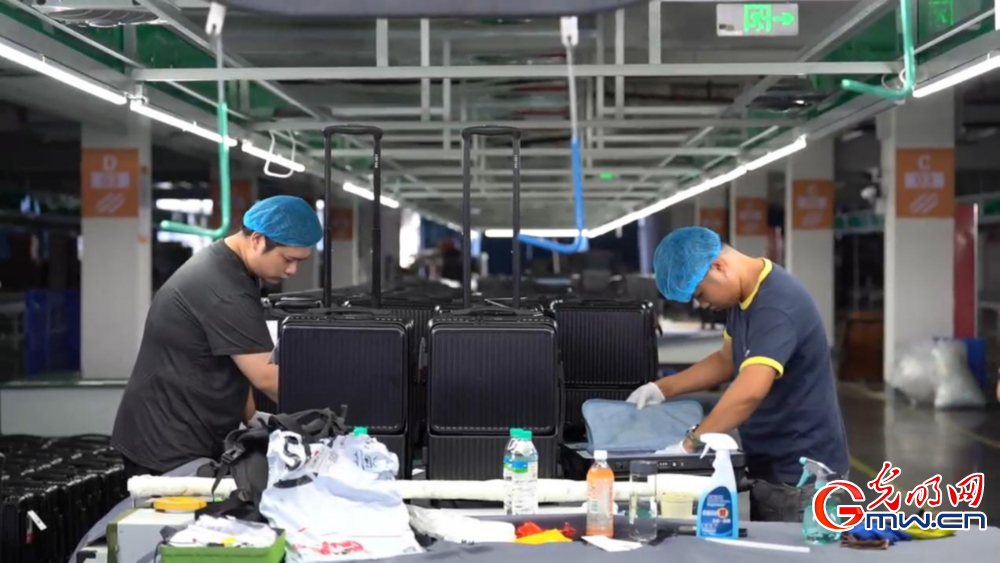 【红星照耀中国】小小箱包大能量！县域轻工闯出智造出海路