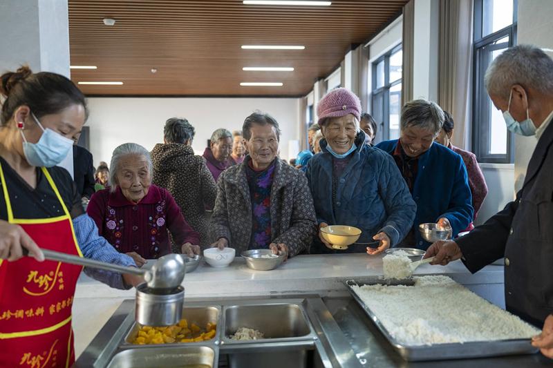 2025年10月14日，老人们在湖北省孝感市孝昌县王店镇新岗村幸福食堂就餐。