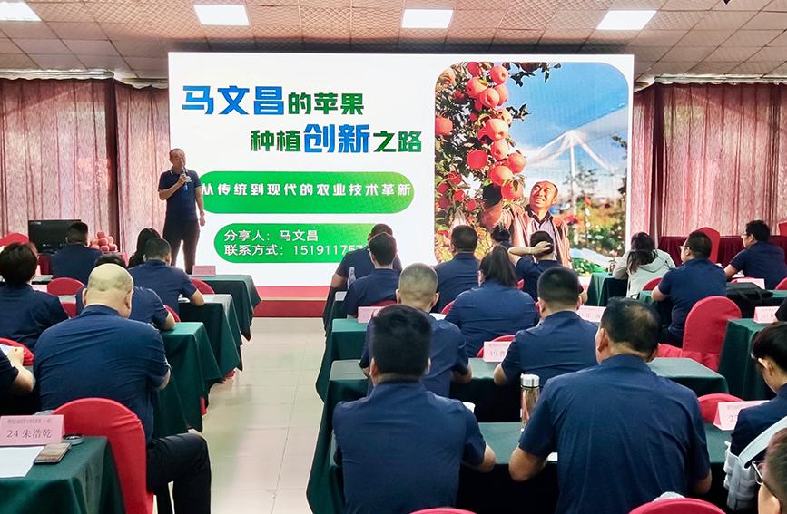 马文昌给前来交流学习的人员提供技术讲解。受访者供图